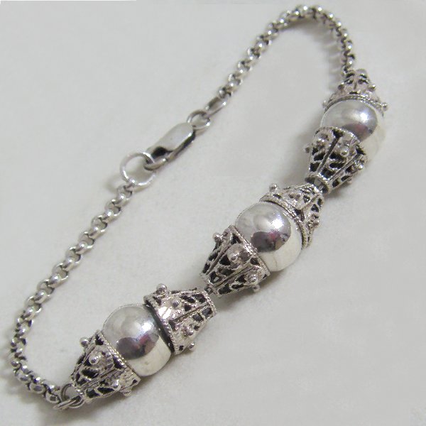 (b1127)Silver bracelet with 3 little balls decorated.